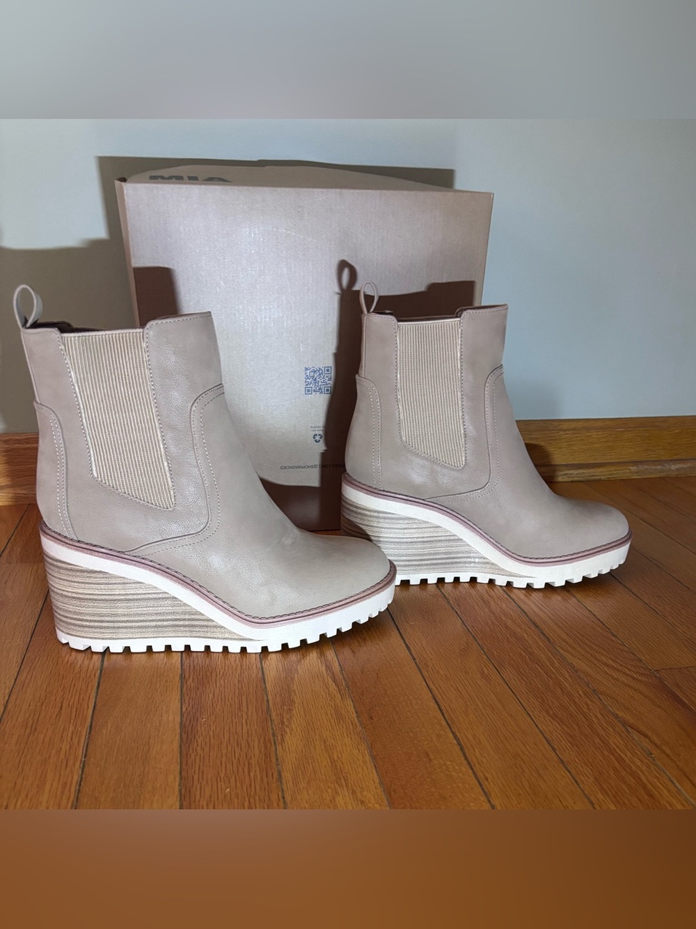 MIA Corin Stone Beige Chelsea Wedge Boots Women’s 9.5 New